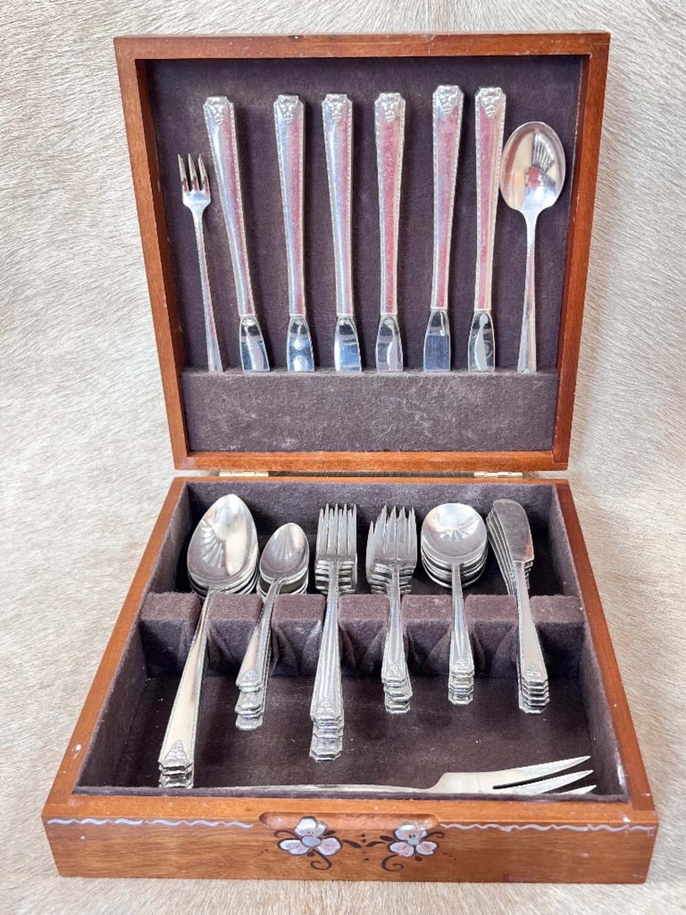 Oneida Silver Prestige 1945 'Bordeaux' Silverplate 43-Piece Flatware Set w/ Box